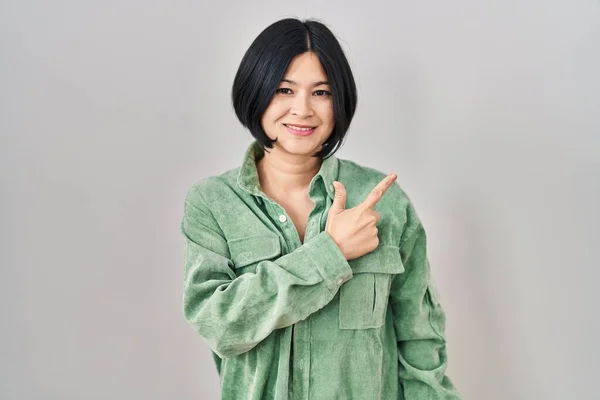 Ung Asiatisk Kvinna Står Över Vit Bakgrund Glad Med Ett — Stockfoto