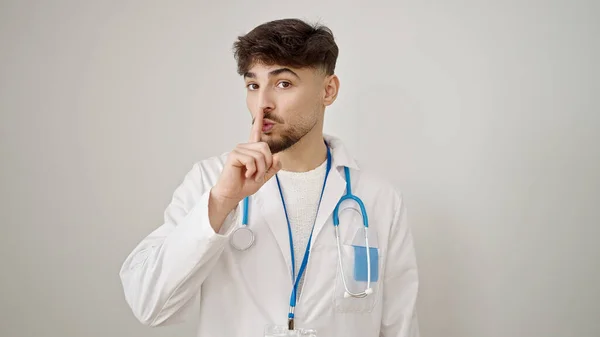 Mladý Arab Muž Lékař Žádá Ticho Nad Izolované Bílé Pozadí — Stock fotografie