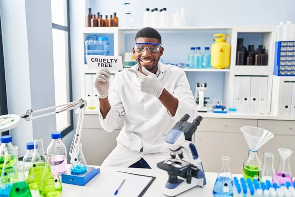 アフリカ系アメリカ人男性仕事の残酷フリー実験室笑顔幸せなポインティングとともに手と指 — ストック写真