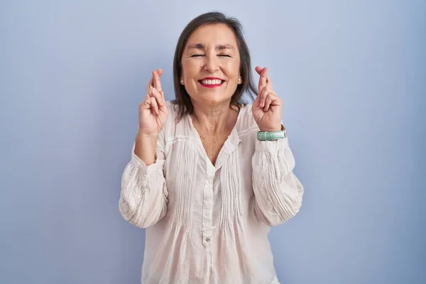 Eine Hispanische Frau Mittleren Alters Steht Vor Blauem Hintergrund Und — Stockfoto
