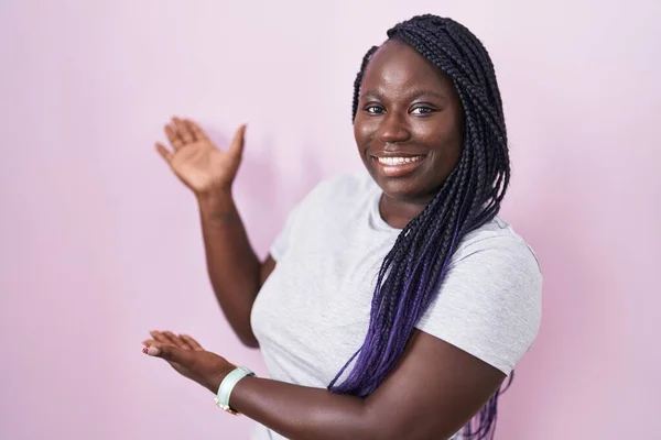 Joven Mujer Africana Pie Sobre Fondo Rosa Invitando Entrar Sonriente —  Fotos de Stock