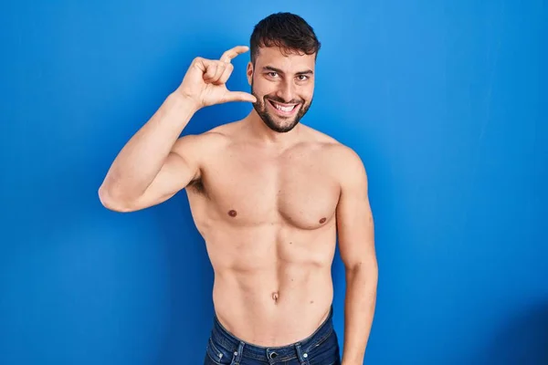 Schöner Hispanischer Mann Der Hemdlos Lächelnd Und Selbstbewusst Gestikulierend Mit — Stockfoto
