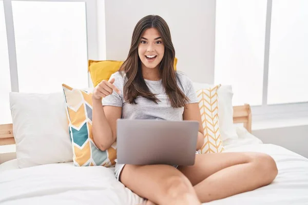 Ισπανίδα Γυναίκα Που Χρησιμοποιεί Φορητό Υπολογιστή Στο Κρεβάτι Χαμογελώντας Ευτυχισμένη — Φωτογραφία Αρχείου