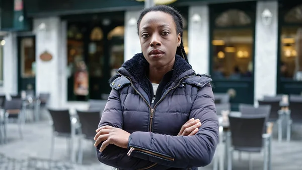 Африканская Американка Стоящая Серьезным Выражением Лица Скрещенными Руками Террасе Кафе — стоковое фото