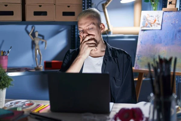 Akşamları Resim Stüdyosunda Dizüstü Bilgisayar Kullanan Beyaz Bir Adam Ağzını — Stok fotoğraf