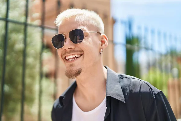 Young Caucasian Man Smiling Confident Looking Side Street —  Fotos de Stock
