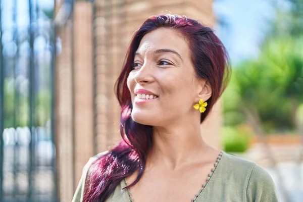Young Beautiful Hispanic Woman Smiling Confident Looking Side Street — Zdjęcie stockowe