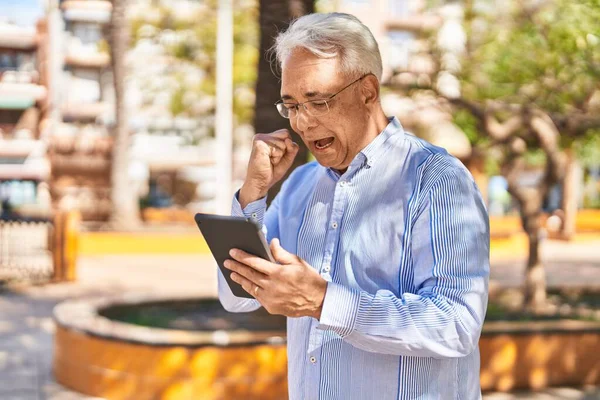 Senior Άνθρωπος Χαμογελά Αυτοπεποίθηση Χρησιμοποιώντας Touchpad Στο Πάρκο — Φωτογραφία Αρχείου