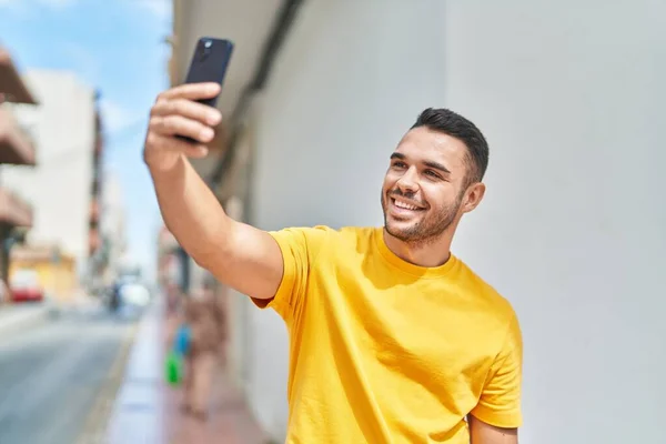 Giovane Uomo Ispanico Sorridente Fiducioso Facendo Selfie Dallo Smartphone Strada — Foto Stock