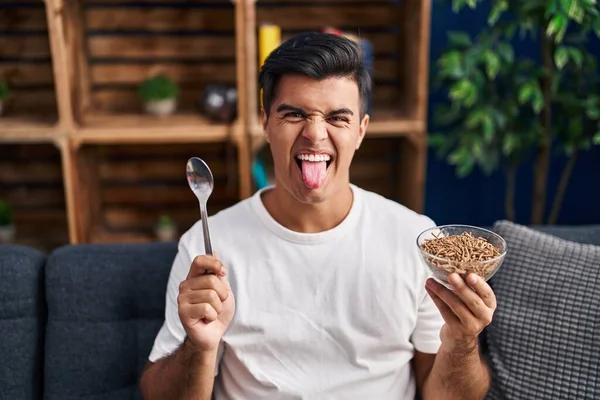 Hombre Hispano Comiendo Cereales Integrales Saludables Con Cuchara Sacando Lengua — Foto de Stock