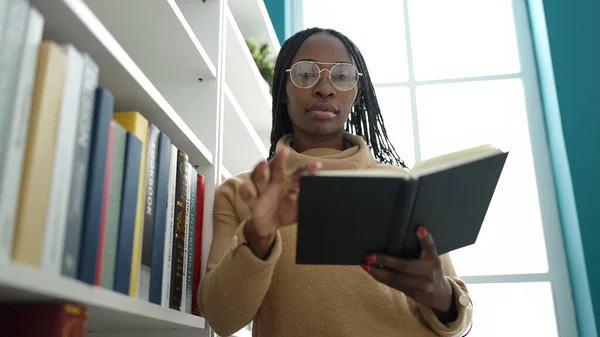 Afričanka Čte Knihu Univerzitě Knihovně — Stock fotografie