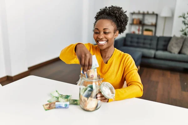 Afrikai Amerikai Asztalon Kezében Rand Bankjegyek Jótékonysági Üveg Otthon — Stock Fotó