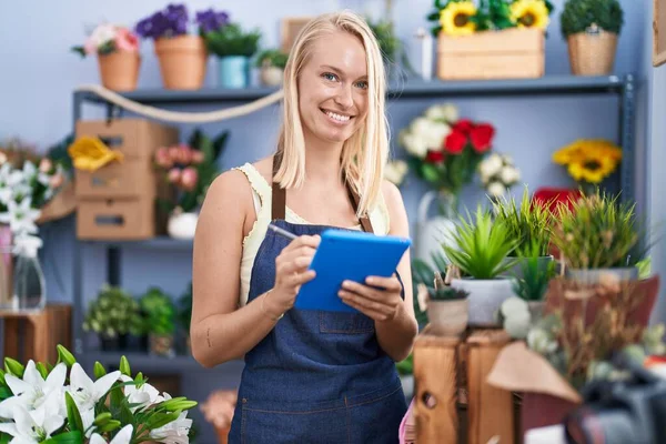 Young Blonde Woman Florist Smiling Confident Writing Touchpad Florist Store — 스톡 사진