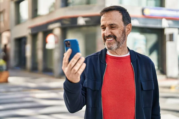 Hombre Mediana Edad Sonriendo Confiado Teniendo Videollamada Calle —  Fotos de Stock
