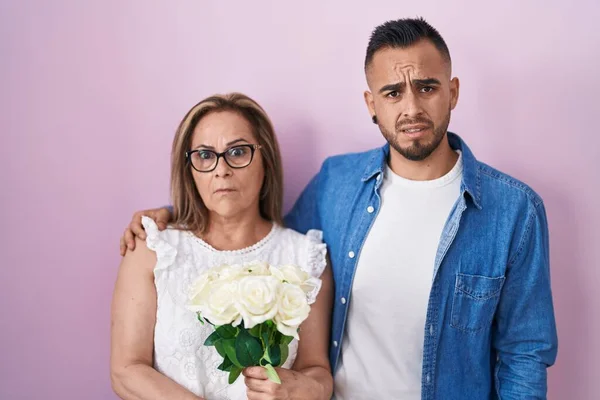 Hispanic Mor Och Son Tillsammans Håller Bukett Vita Blommor Utan — Stockfoto