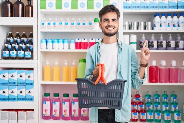 Fiatal Spanyol Férfi Tetoválásokkal Gyógyszertárban Gyógyszertárban Vásárol Kosarat Tart Boldogan — Stock Fotó