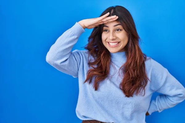 Hispanic Young Woman Standing Blue Background Very Happy Smiling Looking — Stockfoto