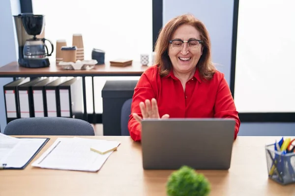 Mulher Sênior Com Óculos Trabalhando Escritório Com Laptop Olhando Positivo — Fotografia de Stock