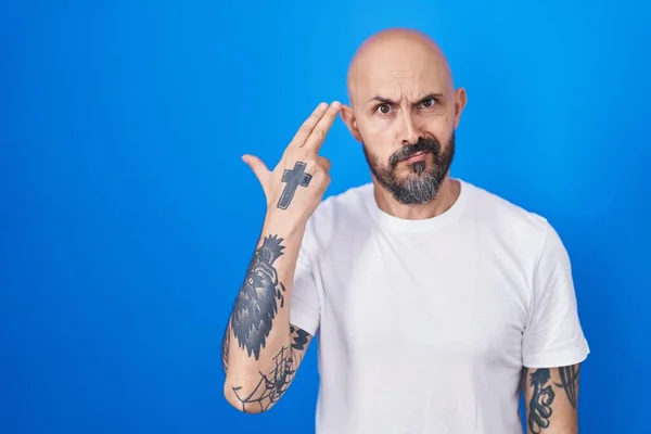 Mavi Arka Planda Dikilen Spanyol Dövmeli Bir Adam Kendini Parmaklarını — Stok fotoğraf