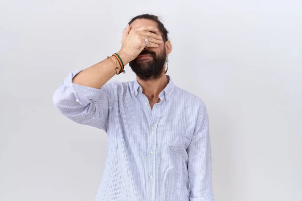 Латиноамериканец Бородой Повседневной Рубашке Закрывающей Глаза Рукой Выглядящий Серьезным Грустным — стоковое фото