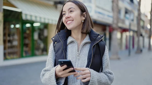Fiatal Gyönyörű Spanyol Mosolyog Magabiztos Segítségével Smartphone Utcán — Stock Fotó