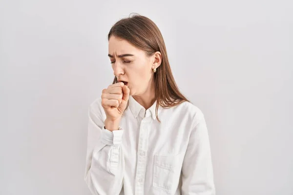 孤立した背景に立っている若い白人女性は体調を崩し 風邪や気管支炎の症状として咳をする ヘルスケアの概念 — ストック写真