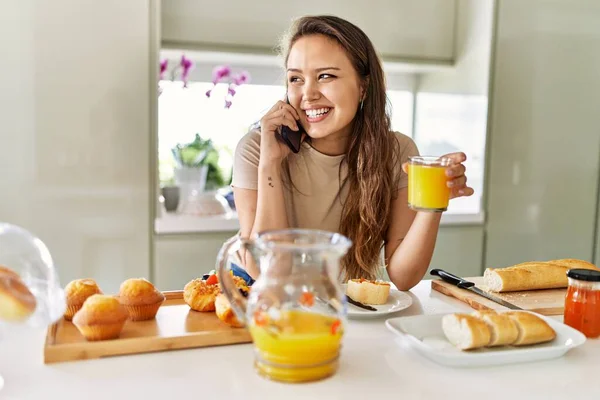 年轻美丽的惊慌失措的女人在厨房用智能手机吃早餐 — 图库照片