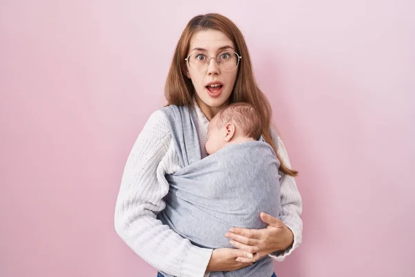 Genç Beyaz Bir Kadın Kucağında Bebek Taşıyor Korkmuş Ağzı Açık — Stok fotoğraf