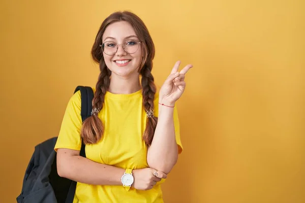 Mladá Běloška Oblečená Studentském Batohu Přes Žluté Pozadí Šťastně Usmívá — Stock fotografie
