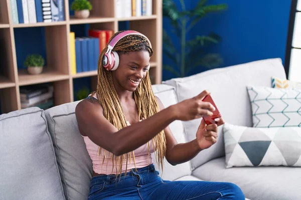 Afrikaans Amerikaanse Vrouw Spelen Video Game Zitten Bank Thuis — Stockfoto