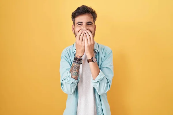 Young Hispanic Man Tattoos Standing Yellow Background Laughing Embarrassed Giggle — Φωτογραφία Αρχείου