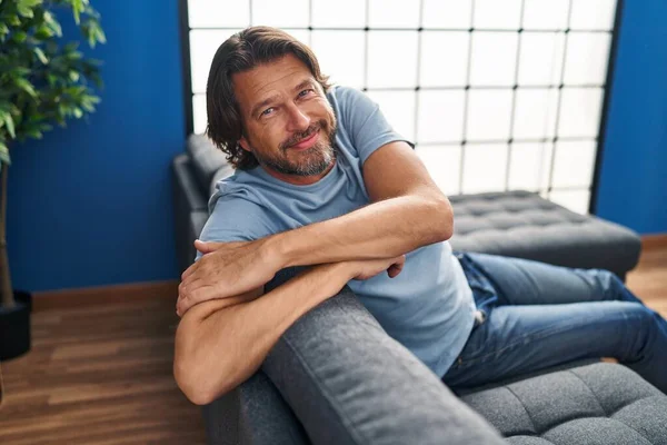 Hombre Mediana Edad Sonriendo Confiado Sentado Sofá Casa —  Fotos de Stock