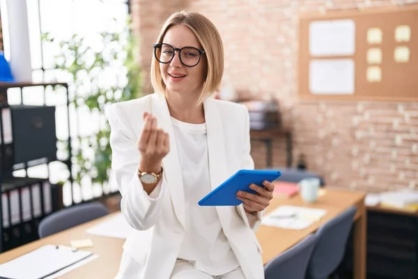 Young Caucasian Woman Working Office Wearing Glasses Doing Money Gesture — Stock Photo, Image