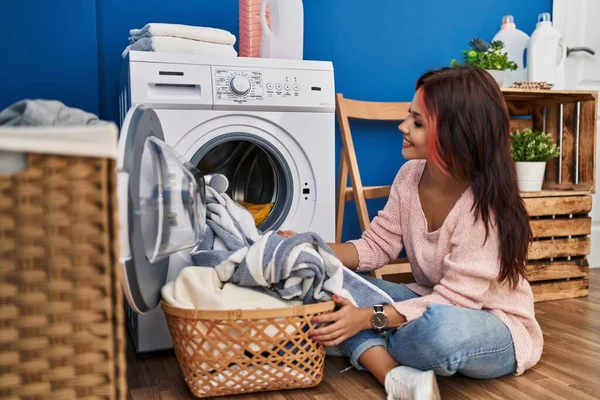 Junge Kaukasierin Lächelt Selbstbewusst Beim Wäschewaschen Der Waschküche — Stockfoto