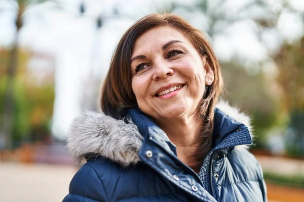 Frau Mittleren Alters Lächelt Selbstbewusst Und Blickt Park Zur Seite — Stockfoto