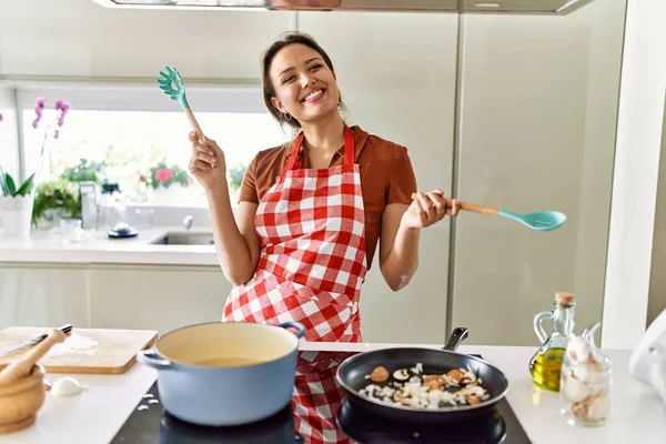 Young Beautiful Hispanic Woman Smiling Confident Cooking Kitchen — Φωτογραφία Αρχείου