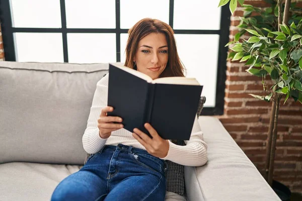 Young Hispanic Woman Reading Book Sitting Sofa Home — Stock Photo, Image