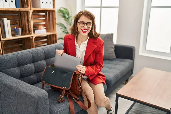 Young Caucasian Woman Psychologist Holding Laptop Briefcase Psychology Center — Stockfoto