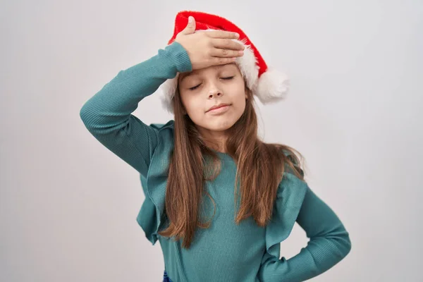 Μικρή Καυκάσια Κοπέλα Που Φοράει Χριστουγεννιάτικο Καπέλο Έκπληκτη Χέρι Στο — Φωτογραφία Αρχείου