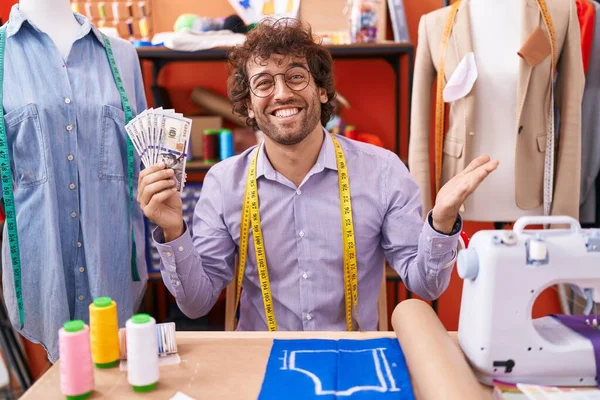 Jovem Hispânico Costureiro Designer Segurando Dólares Celebrando Realização Com Sorriso — Fotografia de Stock