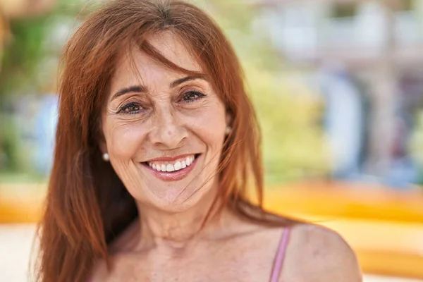 Žena Středního Věku Usmívá Sebevědomě Stojí Parku — Stock fotografie