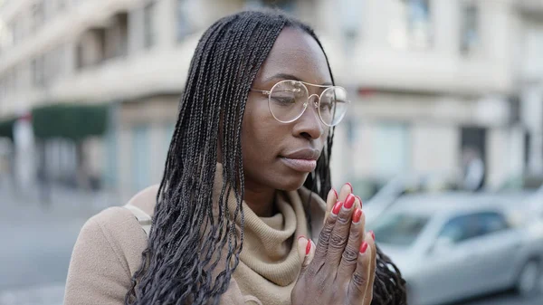 Africká Žena Modlí Rukama Sebe Ulici — Stock fotografie