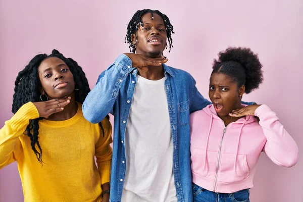 Groep Van Drie Jonge Zwarte Mensen Die Samen Roze Achtergrond — Stockfoto