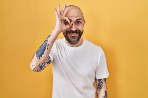 Jonge Spaanse Man Met Tatoeages Gele Achtergrond Doet Gebaar Met — Stockfoto