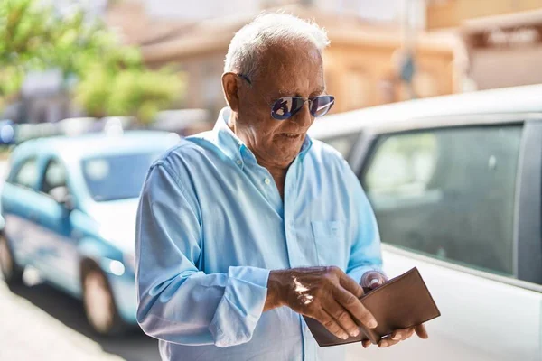 Senior Gråhårig Man Håller Plånbok Gatan — Stockfoto