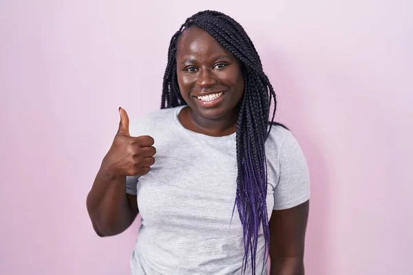 Mujer Africana Joven Pie Sobre Fondo Rosa Haciendo Gesto Feliz —  Fotos de Stock