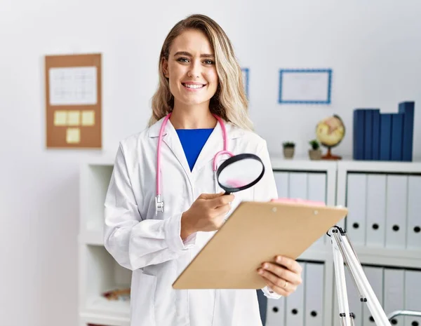 Young Woman Wearing Doctor Uniform Holding Report Using Loupe Clinic — Stock Photo, Image