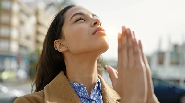 Young Beautiful Hispanic Woman Praying Closed Eyes Street — 스톡 사진