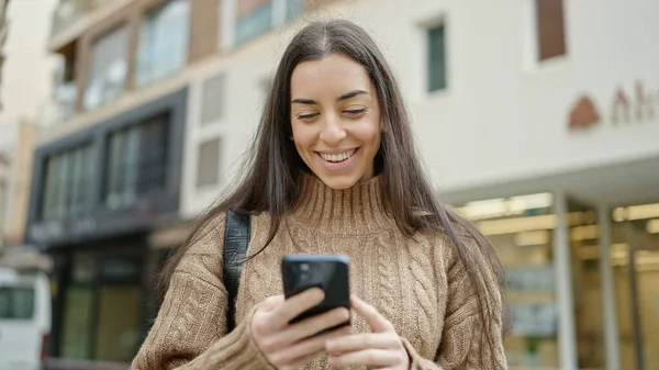 Молода Красива Іспаномовна Жінка Використовує Смартфон Посміхаючись Вулиці — стокове фото