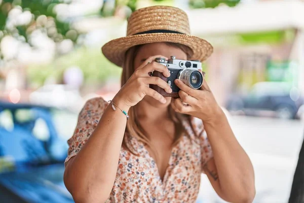 Jonge Vrouw Toerist Dragen Zomer Met Behulp Van Vintage Camera — Stockfoto